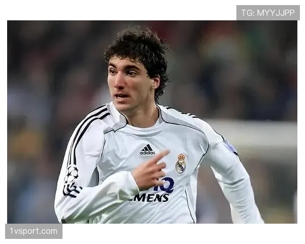 本泽马与伊瓜因战术角色之辨：全能支点与禁区终结者的功能差异